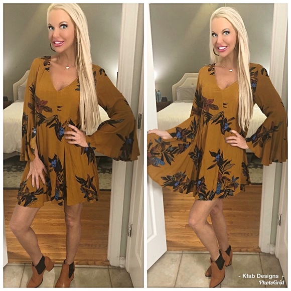 LAST 1! 💕Bell sleeve fully lined floral dress! - Picture 2 of 3